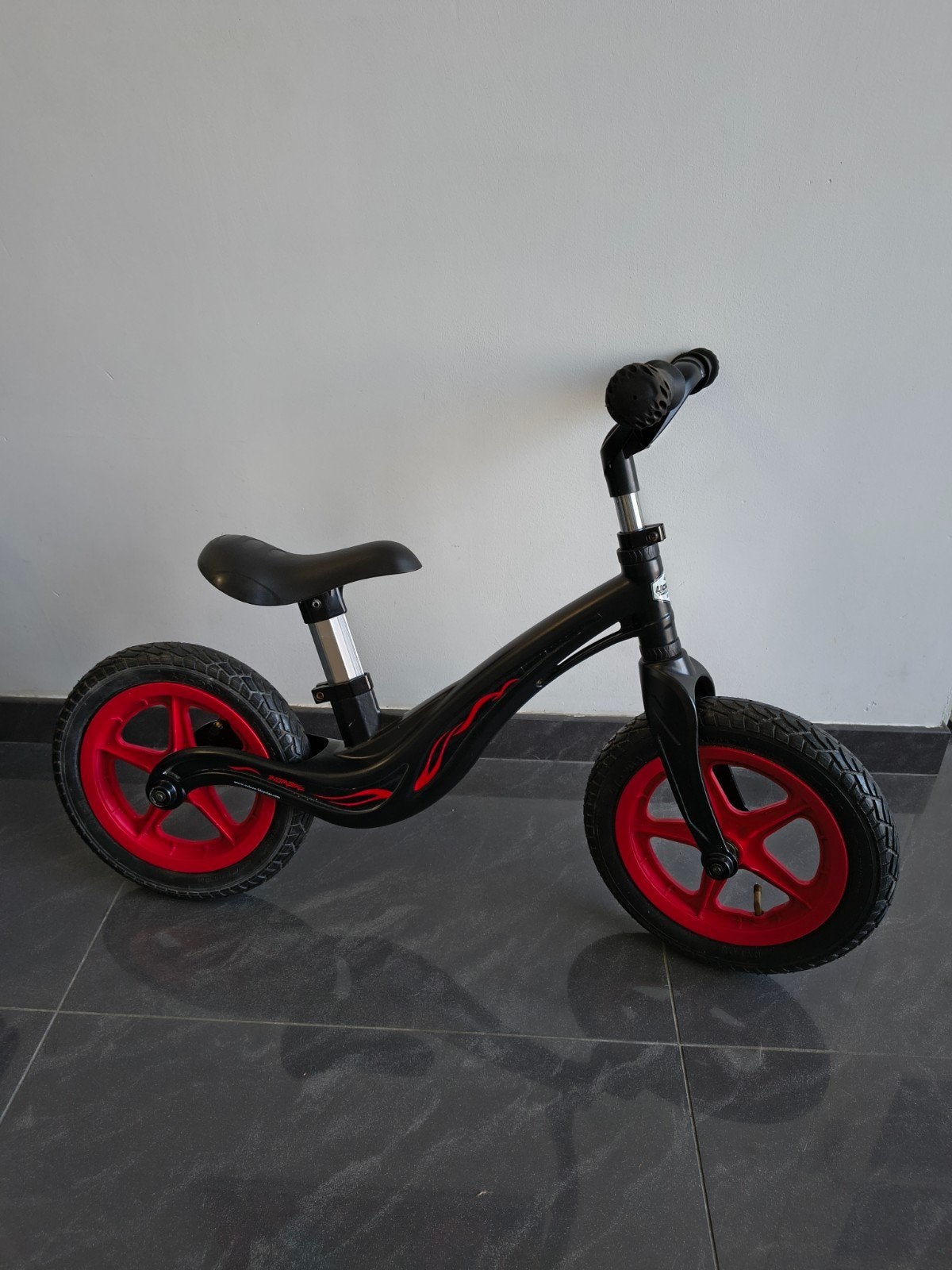 Loopfiets zwart/rood - Ideaal voor jonge kinderen