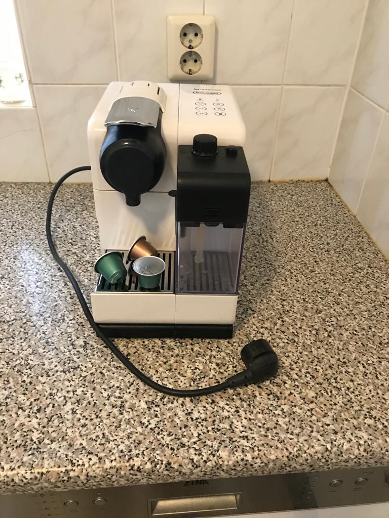 Nespresso DeLonghi Lattissima Touch EN560.W - ZGAN, Ophalen, 10 kopjes of meer, Zo goed als nieuw, Afneembaar waterreservoir