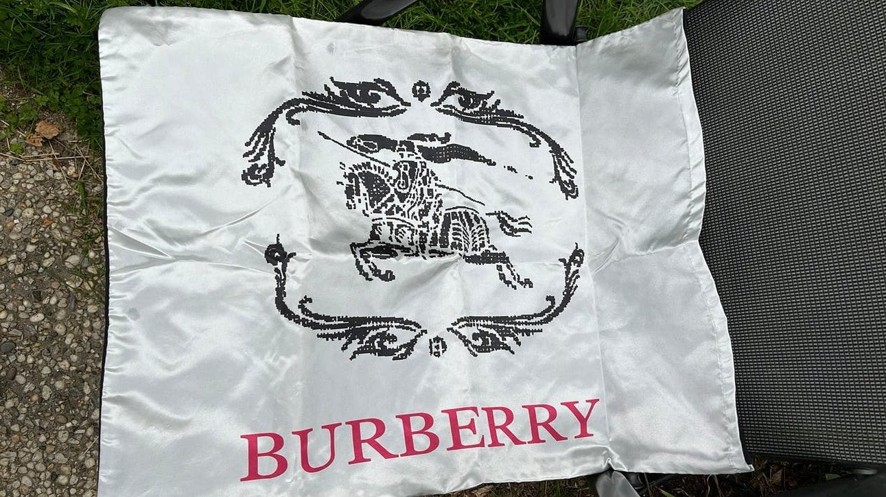 Kussenhoes Burberry zonder binnenkussen., Huis en Inrichting, Ophalen of Verzenden, Zo goed als nieuw, Zwart, Rechthoekig