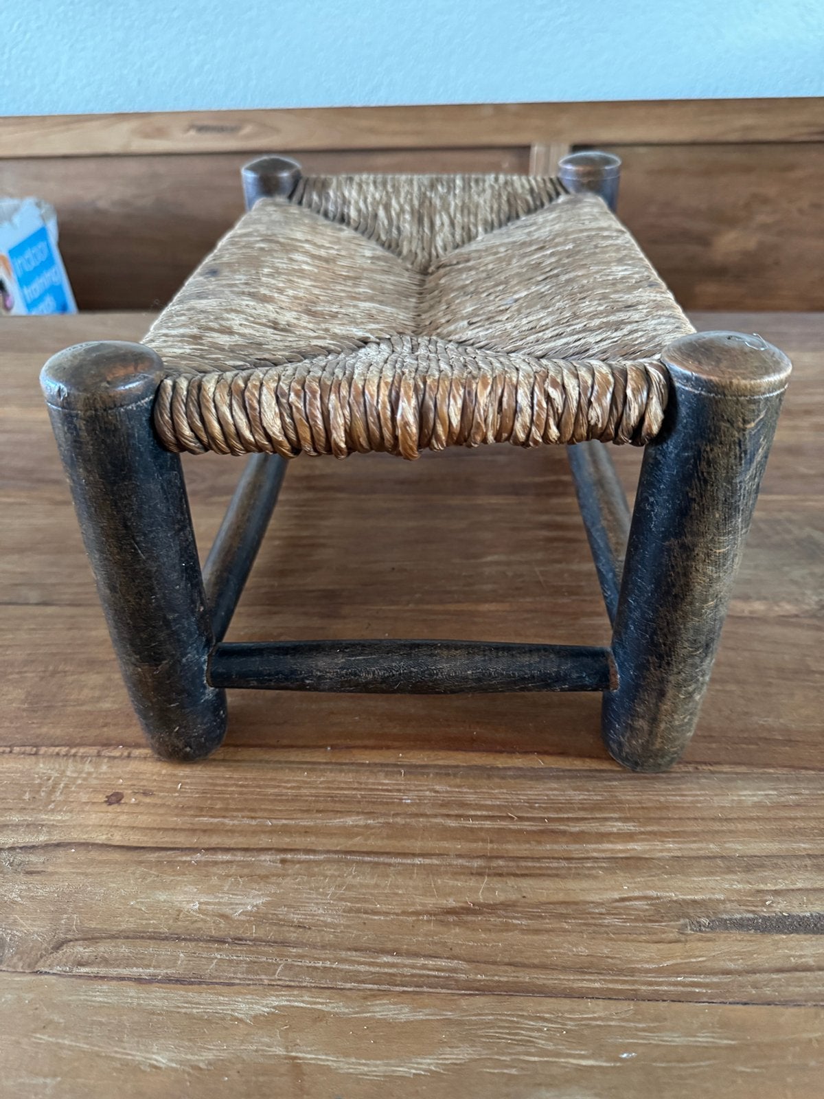 Vintage houten voetenbankje met biezen zitting | Jaren 60/70, Ophalen of Verzenden, Zo goed als nieuw, Hout