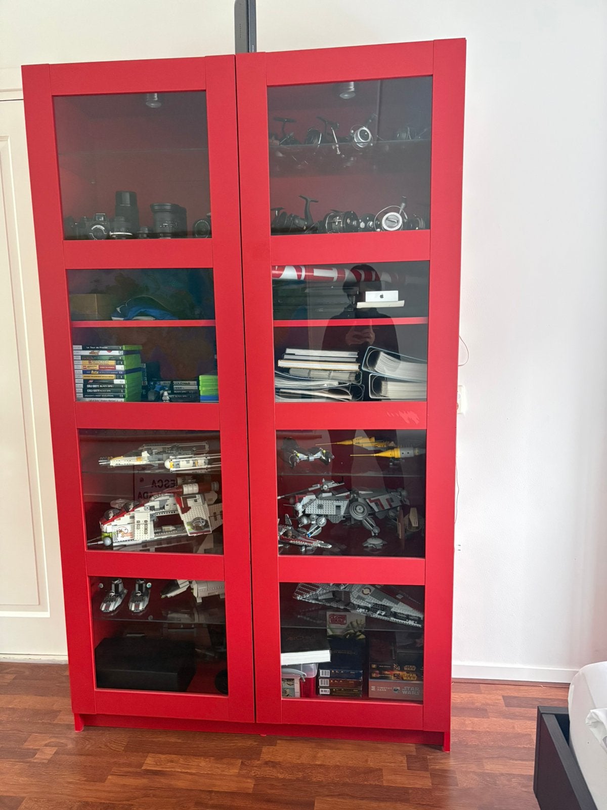 IKEA vitrinekast rood met verlichting, Ophalen, Met deur(en), 100 tot 150 cm, Zo goed als nieuw
