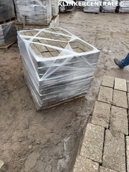 650m2 grijs beton keiformaat klinkers, 10 duimers bkk bss, Bij dit gebruikte product niet meer te achterhalen., Gebruikt, Verzenden