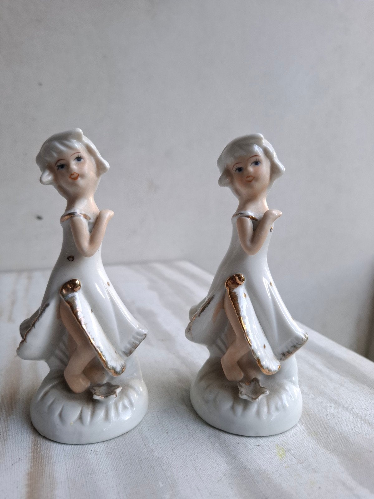 Set van 2 vintage porseleinen beeldjes van meisjes, Verzamelen, Beelden en Beeldjes, Gebruikt, Mens, Ophalen of Verzenden