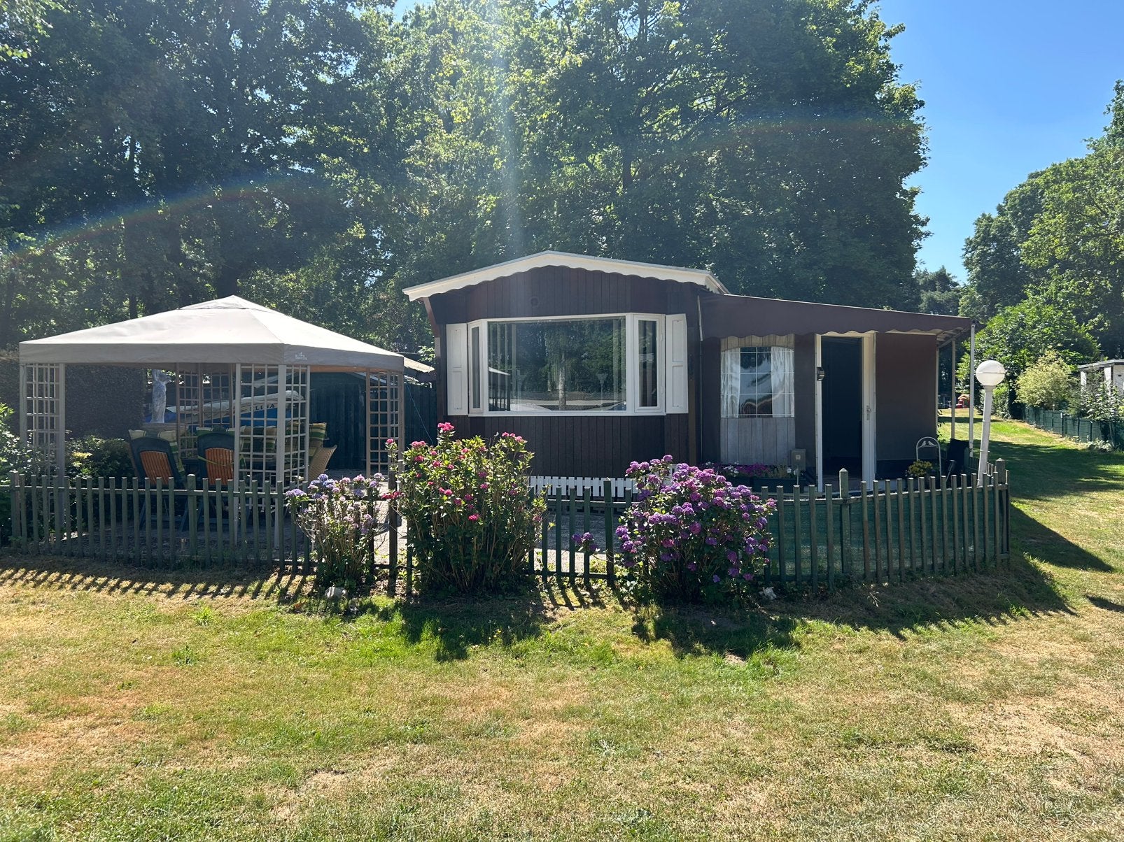 Houten stacaravan met voortent te koop camping in Montfort, Tot en met 3