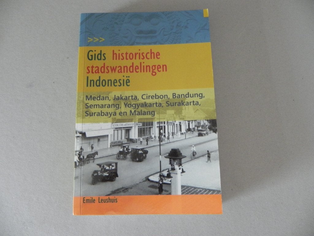 Gids Historische Stadswandelingen Indonesië KIT 2011, Boeken, Reisgidsen, Emile Leushuis, Ophalen of Verzenden, Reisgids of -boek