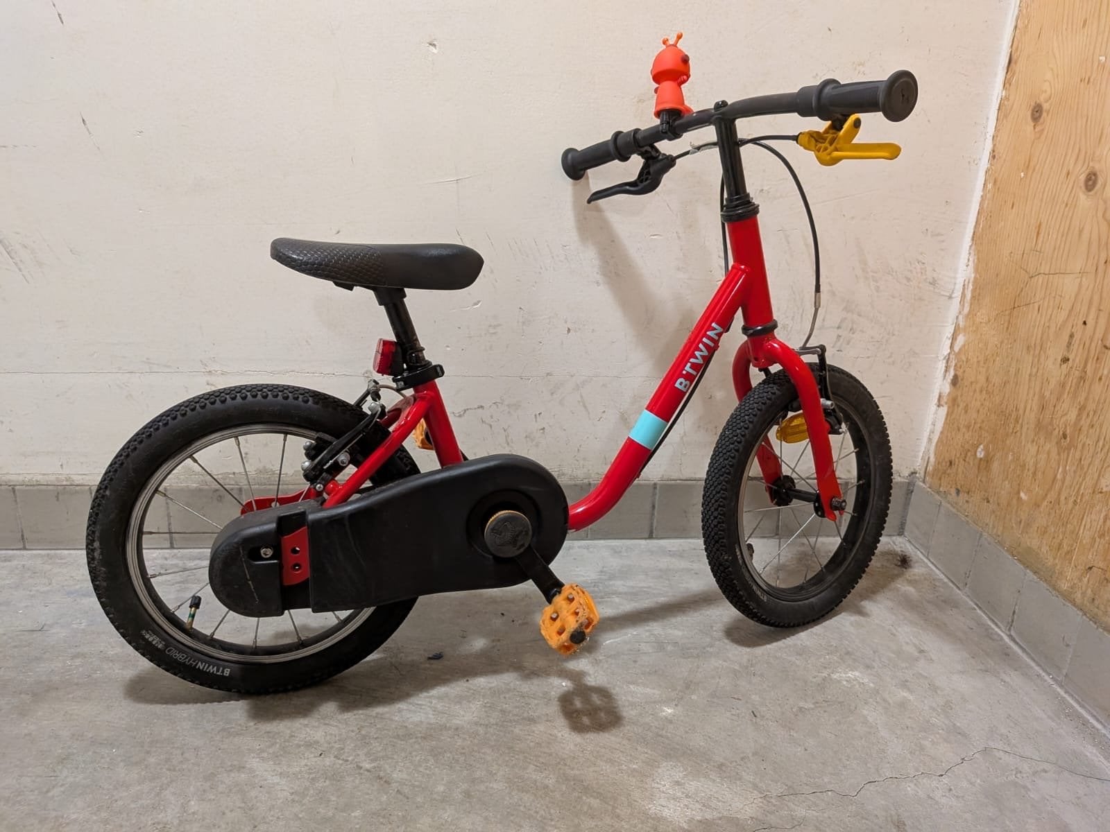 B'Twin Kinderfiets Rood - Zo goed als nieuw, Ophalen, Zo goed als nieuw, Velgrem, 16 tot 20 inch