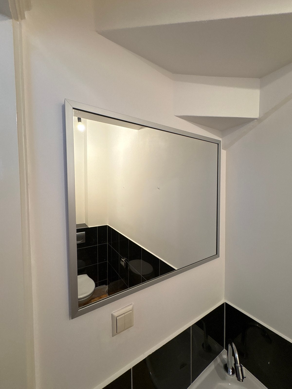 Moderne spiegel met strakke zilveren lijst, Huis en Inrichting, Woonaccessoires | Spiegels, Ophalen, Gebruikt, 75 tot 100 cm, Minder dan 100 cm