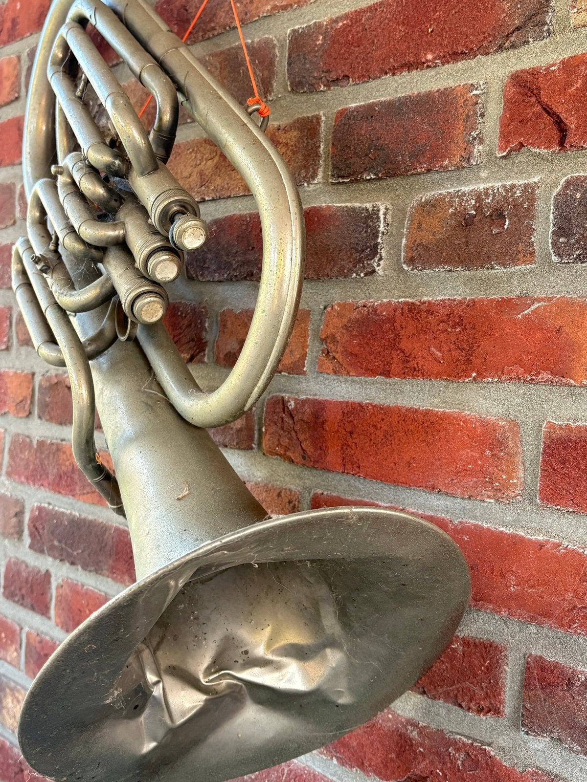 Antieke Tuba - Decoratie of restauratie met ingedeukte beker, Muziek en Instrumenten, Blaasinstrumenten | Tuba's, Ophalen of Verzenden