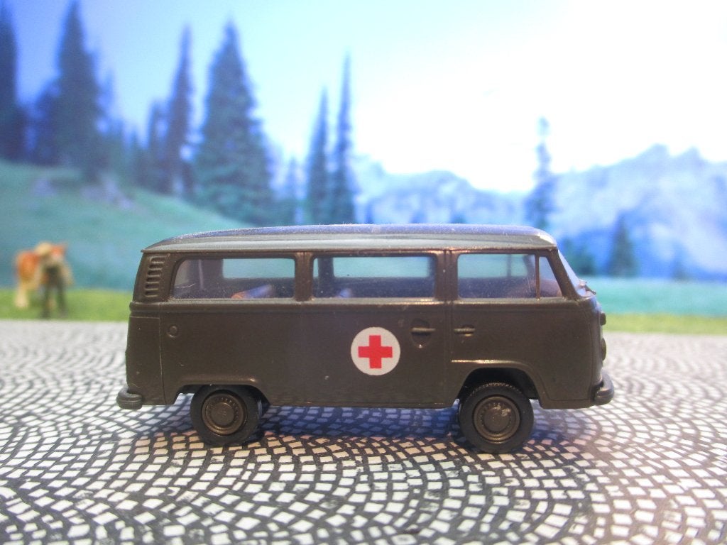 Volkswagen Kombi Bus T2b - Brekina Landmacht Rode Kruis, Ophalen of Verzenden, Zo goed als nieuw, Bus of Vrachtwagen, Brekina