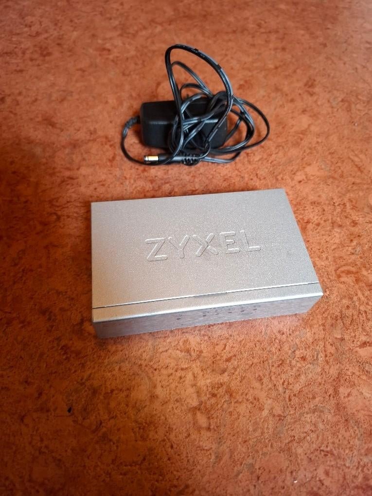 ZYXEL Internet Switch, Computers en Software, Netwerk switches, Ophalen of Verzenden