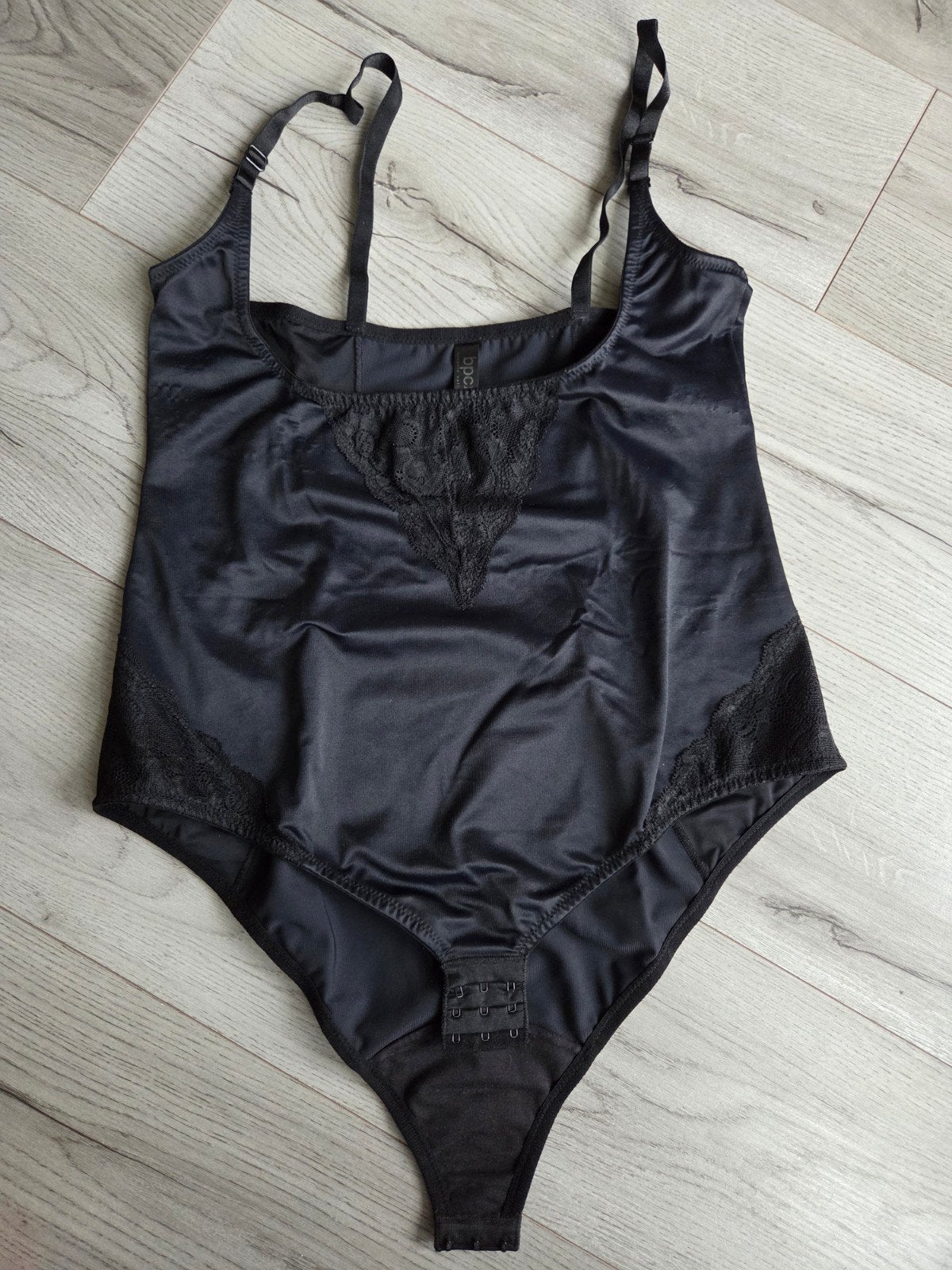 Zeer sterk corrigerende zwarte body van BonPrix, maat 46, Bonprix, Ophalen of Verzenden, Zwart, Body of Korset