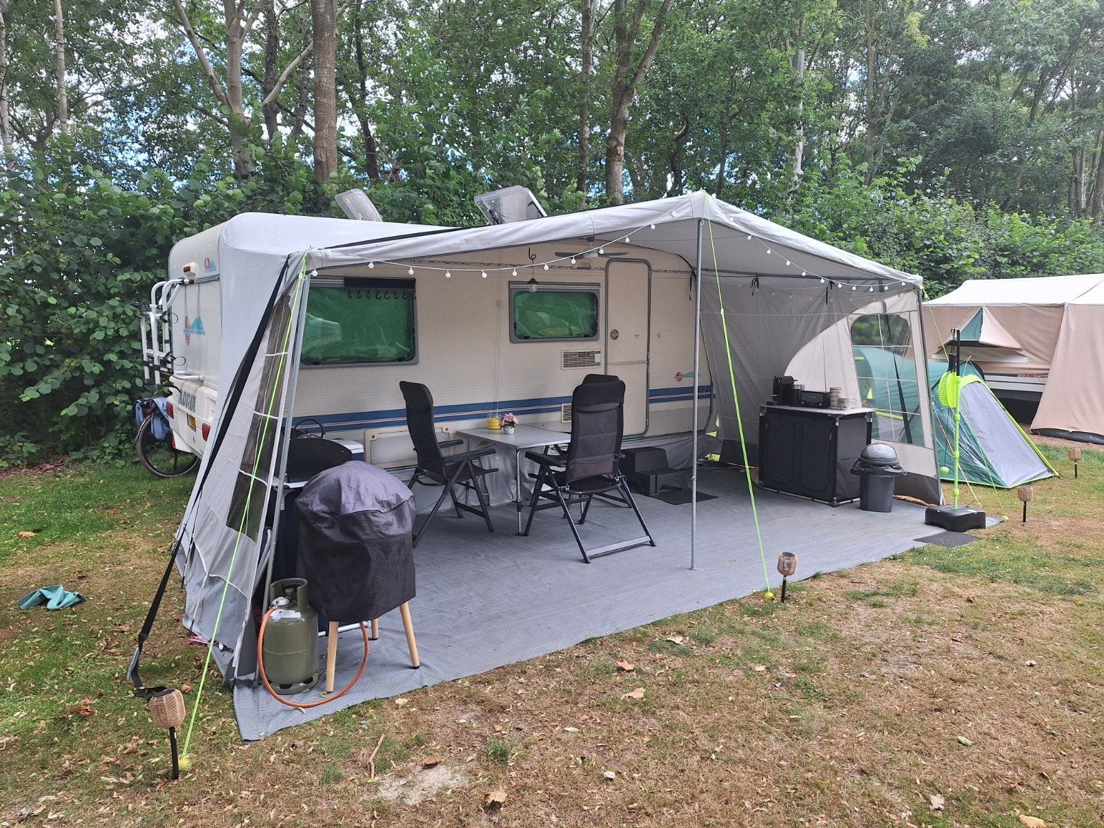 Adria Unica 462 DP nette caravan uit 2000, Caravans en Kamperen, Caravans, Frans bed, Treinzit, 750 - 1000 kg, Particulier