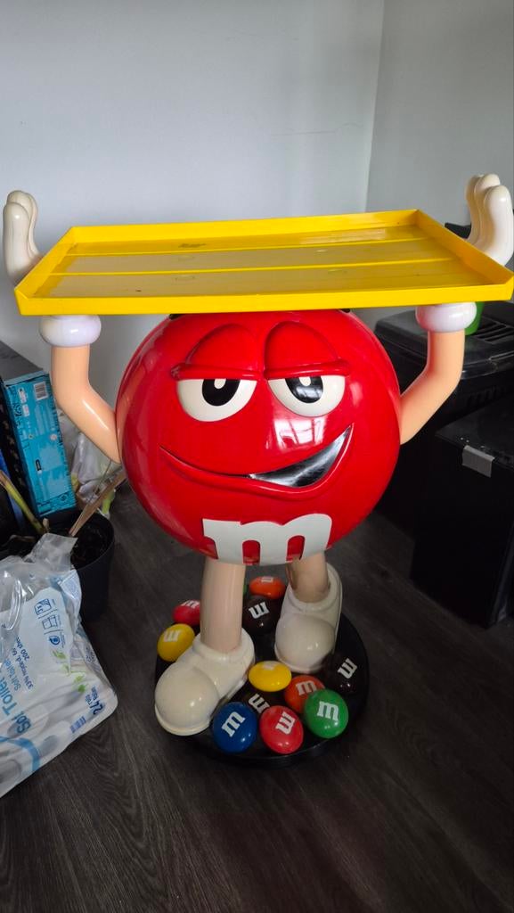 M&M's display met dienblad, Ophalen
