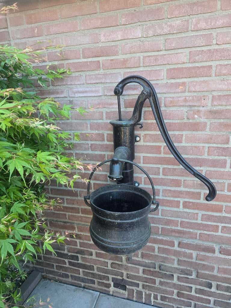 Antieke gietijzeren waterpomp met emmer, Ophalen, Gebruikt, Gietijzer, Waterornament