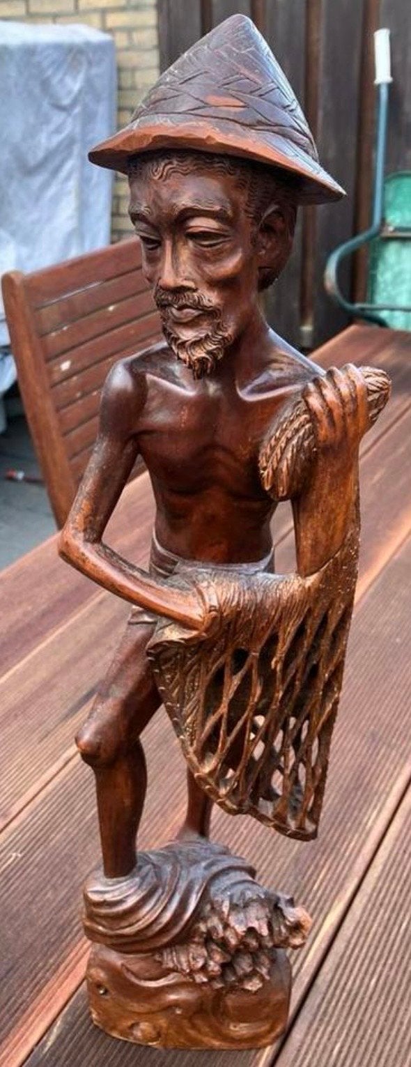 Houtsnijwerk beeld Indonesische visserman - 61 cm hoog, Antiek en Kunst, Houtsnijwerk, Handgemaakt, Hout, Bruin