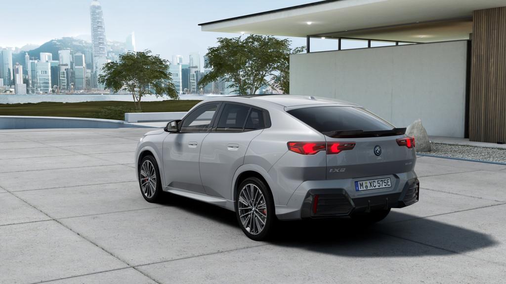 BMW iX2 eDrive20 M Sport / Panoramadak / Sportstoelen / Adap, Auto's, BMW, IX2, Zwart, Stoelverwarming, Leder
