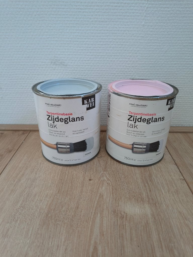 Karwei zijdeglans lak terpentine basis, zilvergrijs en roze., Gebruikt, Onb, Ophalen of Verzenden, Onb