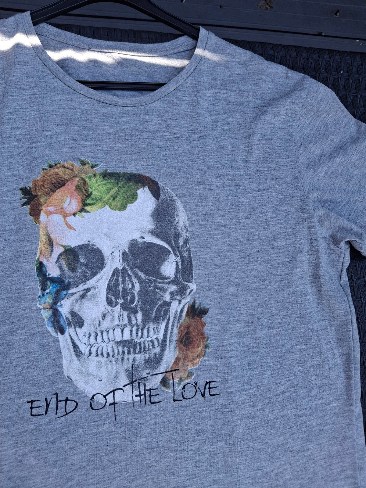 Grijs T-shirt met doodshoofd en bloemen - Maat L, Maat 52/54 (L), Onbekend, Ophalen of Verzenden, Zo goed als nieuw