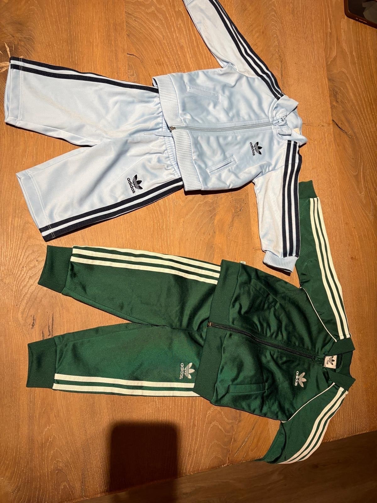 2 Adidas pakjes - Groen (mt 80) & Lichtblauw (mt 68), Kinderen en Baby's, Ophalen of Verzenden, Gebruikt, Jongen of Meisje