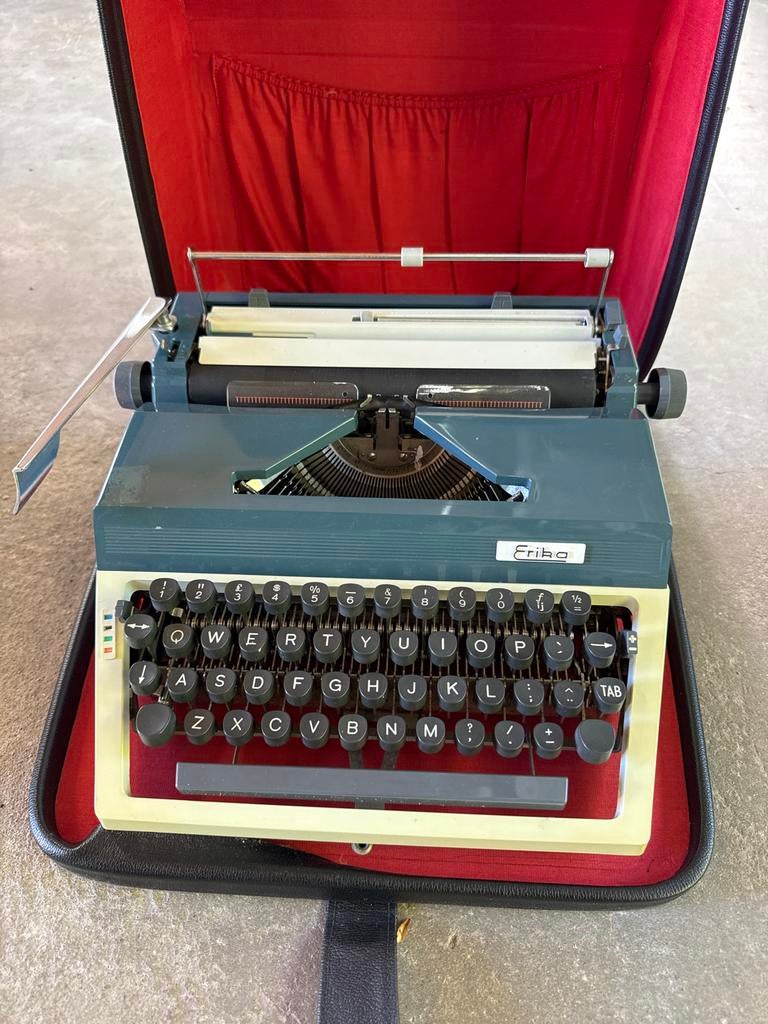 Erika draagbare typemachine met koffer – vintage, Ophalen