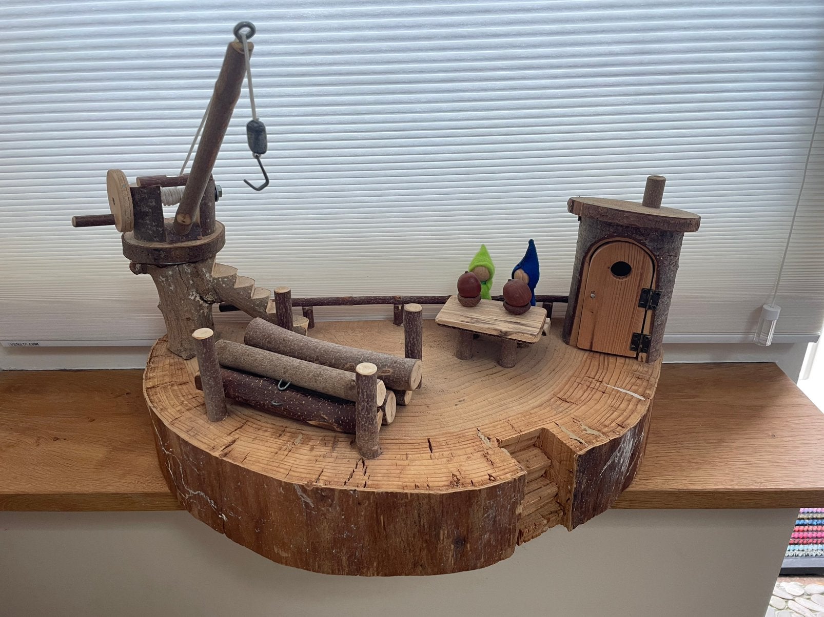 Houten kabouter huisje, met twee kabouters. Houten speelgoed, Ophalen, Zo goed als nieuw, Jongen of Meisje