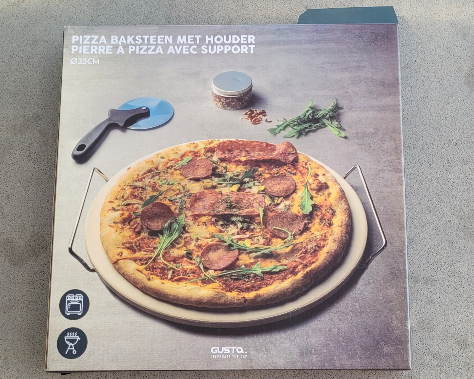 Gusto Pizzasteen met houder - Ø33cm - Nieuw in doos, Huis en Inrichting, Overige typen, Nieuw, Steen/keramiek, Overige merken
