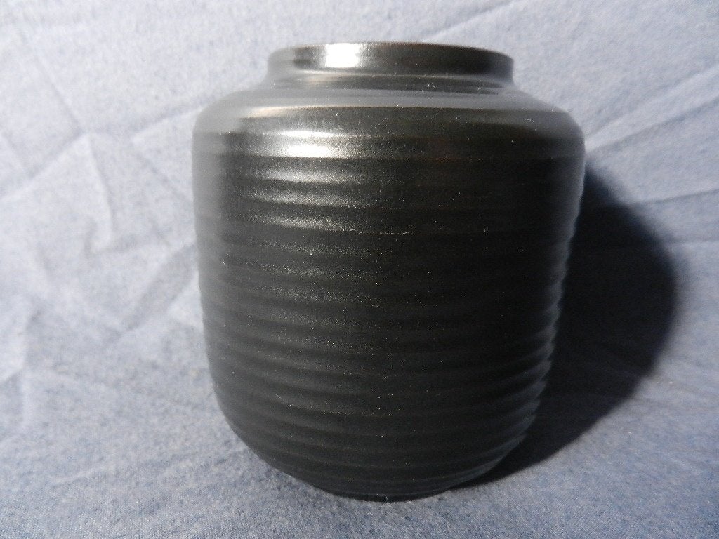 Zwart geglazuurde geribde vaas ADCO Groningen h 10,1 cm 1016, Antiek en Kunst, Ophalen of Verzenden