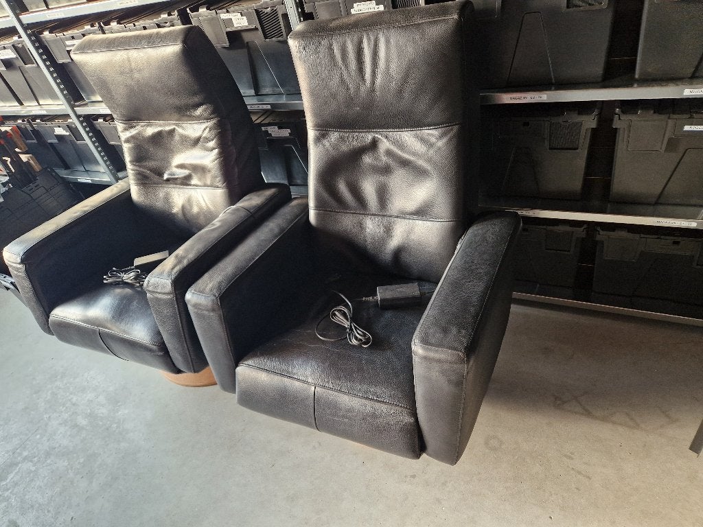 Relaxfauteuils zwart leer elektrisch bediend 2 stuks, Ophalen, Minder dan 75 cm, Zo goed als nieuw, Degelijk en zeer goede leren stoelen
