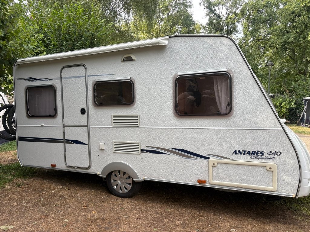Caravelair Antares 440 Luxe Ambiance - veel extra’s, Caravans en Kamperen, Hefbed, Treinzit, Particulier, 4 tot 5 meter