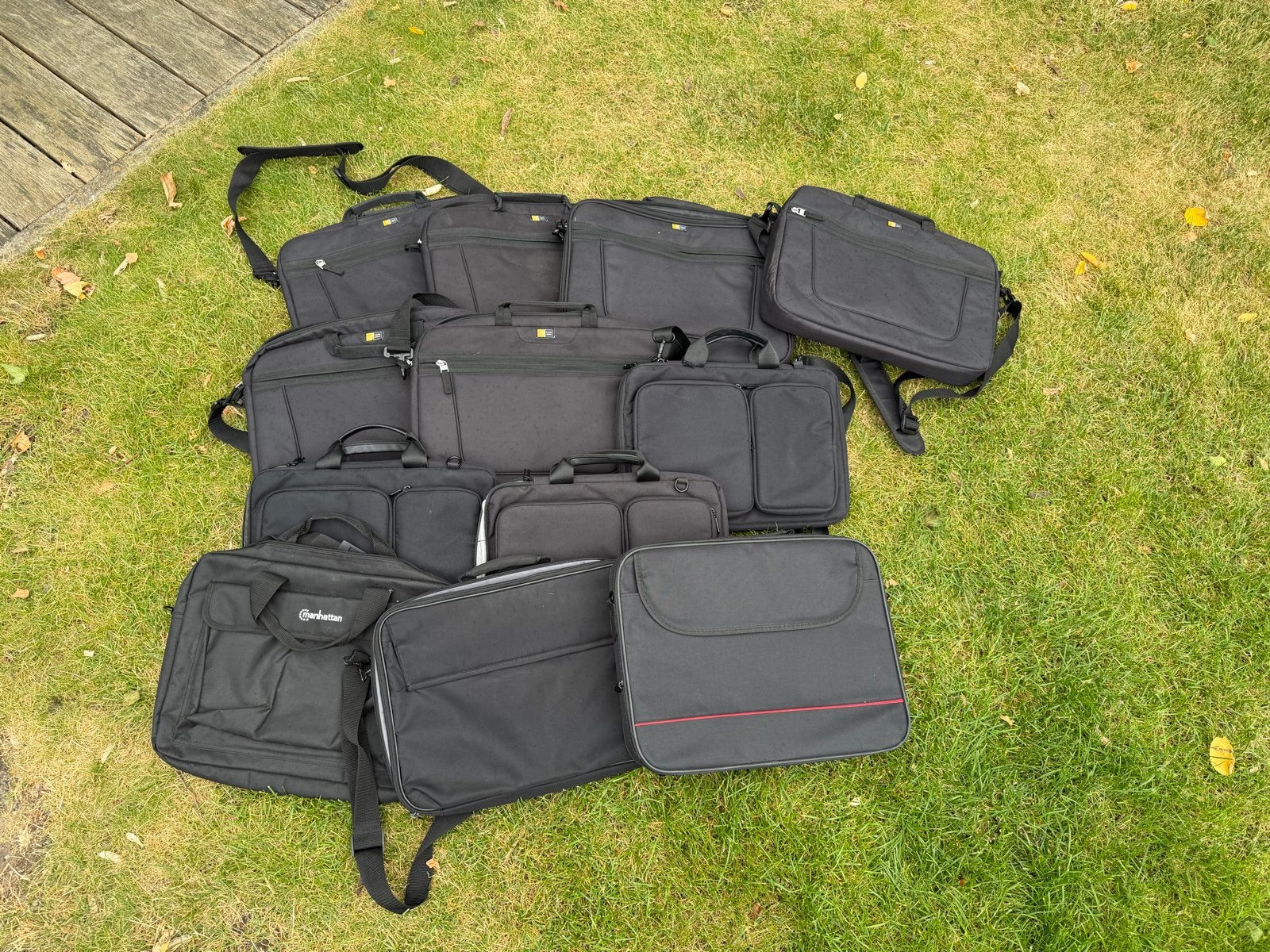 Partij van 12 laptop tassen - Zo goed als nieuw, Computers en Software, Laptoptassen, Gevoerd laptopvak, 15 inch, Ophalen of Verzenden