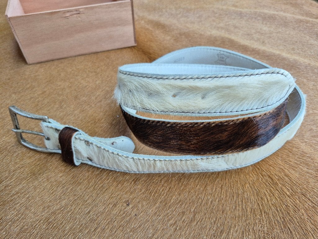 riem nieuw.Org.koeienhuid lengte 130 cm. Br. 3,7 cm. (28), Overige kleuren, Echt leder, Nieuw, Heupriem