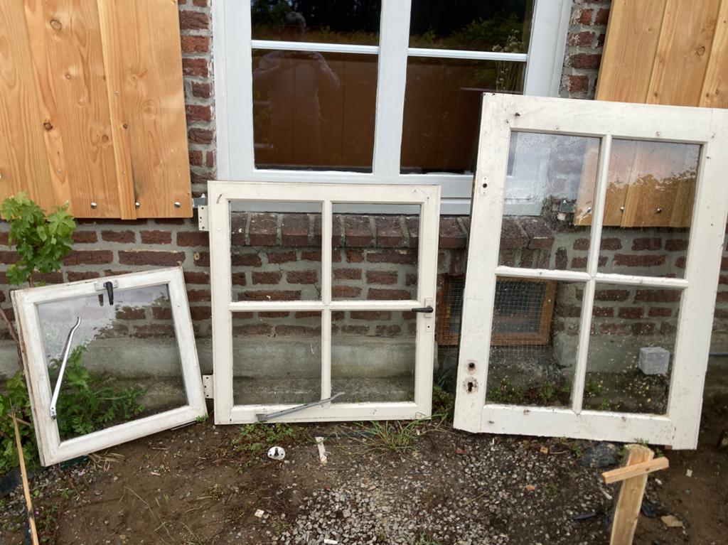 gratis  3 houten vleugels met glas, Raamkozijn, Zo goed als nieuw, Hout, Ophalen
