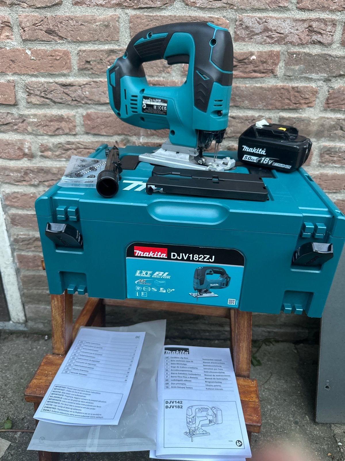 Makita DJV182ZJ 18V Decoupeerzaag met 5.0Ah Accu en Mbox, Ophalen of Verzenden, Zo goed als nieuw, Decoupeerzaag