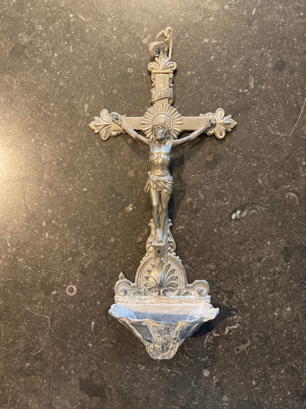 Antiek Kruisbeeld met Wijwaterbakje - Religieuze Kunst, Ophalen of Verzenden