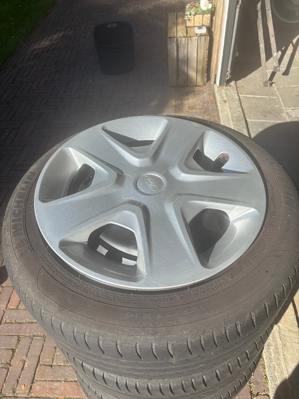 Ford Fiesta velgen met zomerbanden en wieldoppen 195/55/R16, Ophalen, Gebruikt, 16 inch, Personenwagen