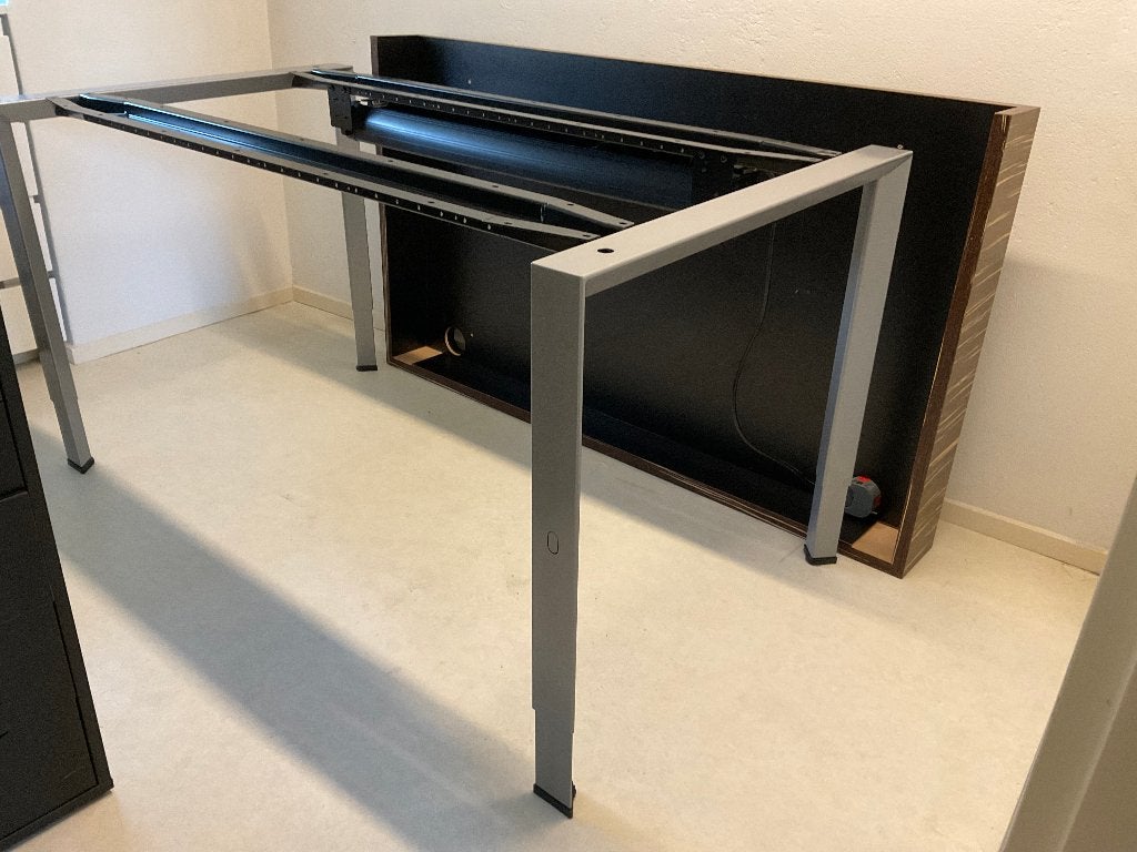 Bureau Ahrend Verstelbaar met stekkerdoos kantoor kabelgoot, Huis en Inrichting, Bureaus, Gebruikt, Bruin, 146 cm, Computerbureau