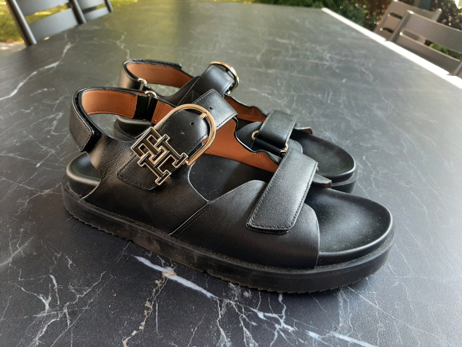 Tommy Hilfiger zwarte leren sandaal, mt 39, zgan, Zwart, Zo goed als nieuw, Tommy Hilfiger, Sandalen of Muiltjes