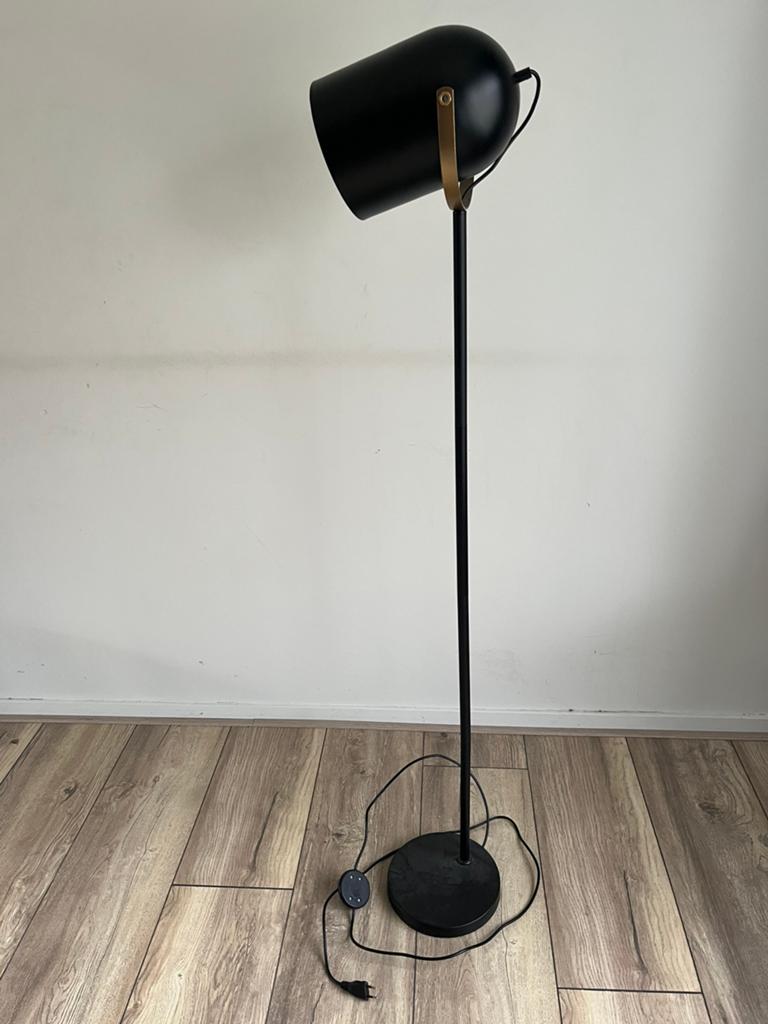 Zwarte vloerlamp met verstelbare kap, Huis en Inrichting, Lampen | Vloerlampen, Ophalen, Gebruikt, Metaal, 150 tot 200 cm