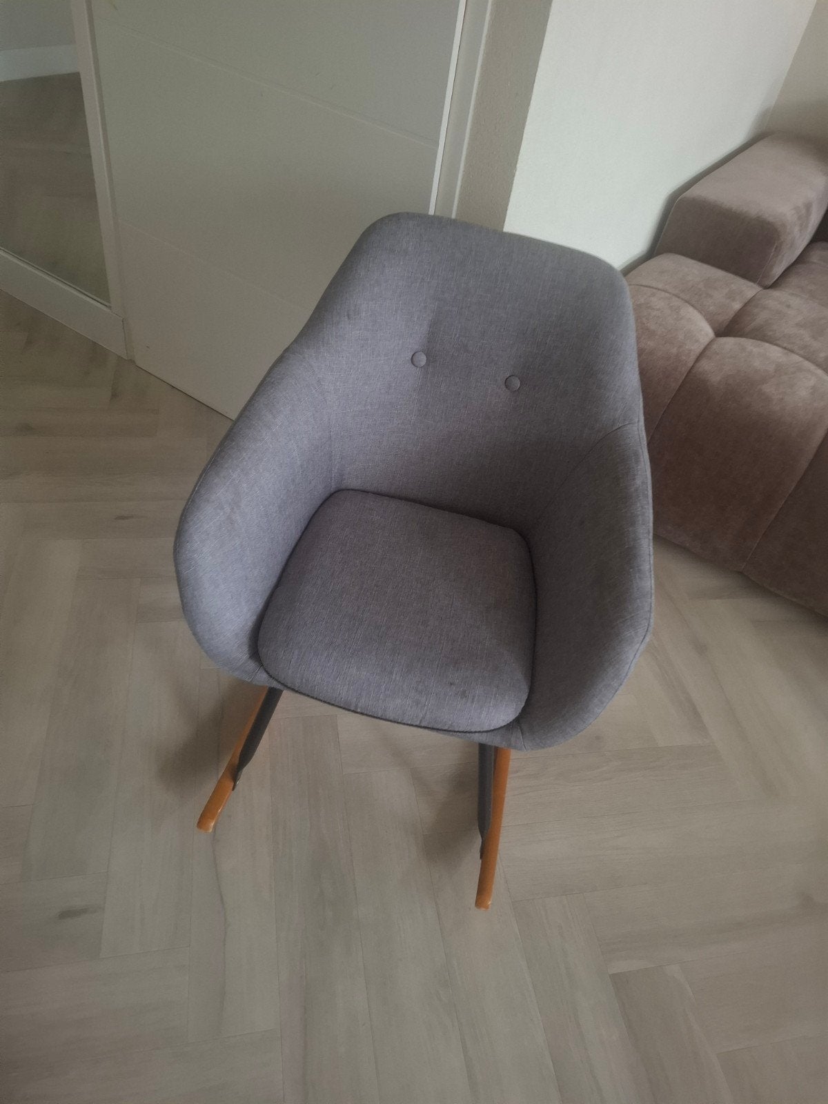Comfortabele grijze schommelstoel - Zo goed als nieuw, Hout, Ophalen of Verzenden, Zo goed als nieuw, Eén