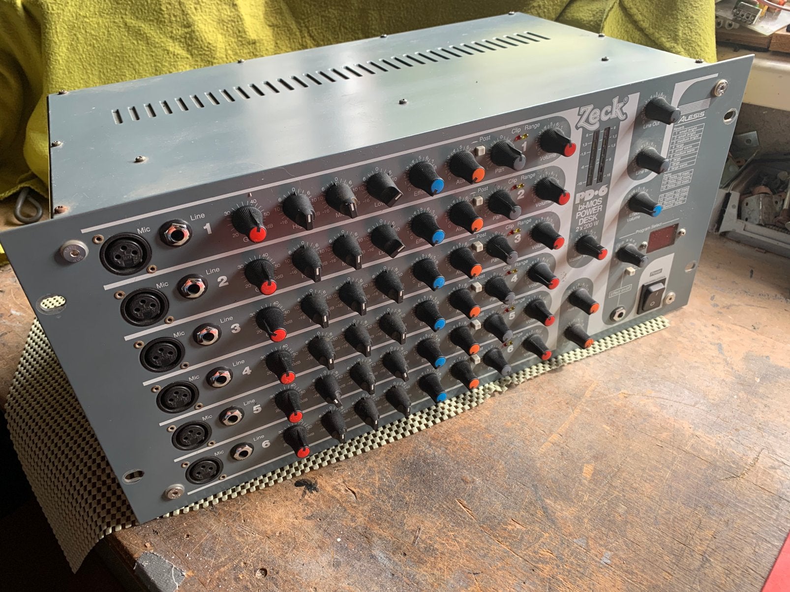 Zeck PD-6 bi-MOS Power Desk,  Powermixer 2 x 200 Watt, Muziek en Instrumenten, Ophalen, Gebruikt, 5 tot 10 kanalen, Microfooningang