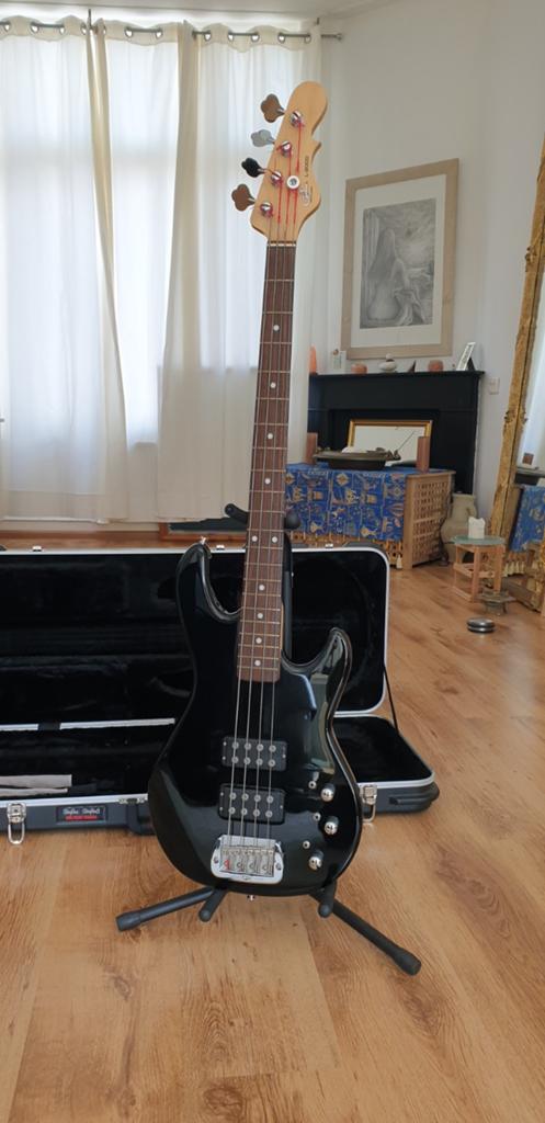 Bas gitaar plus de koffer, Ophalen