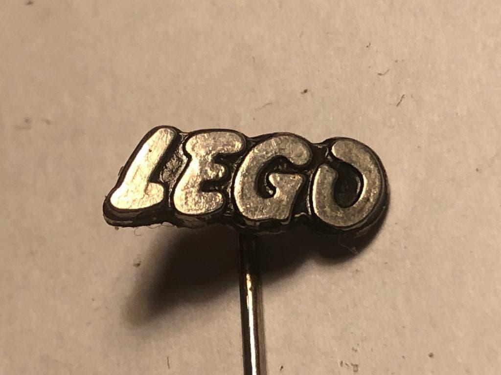Metalen LEGO SPEELGOEDMERK Speld., Verzenden, Zo goed als nieuw, Merk, Speldje of Pin