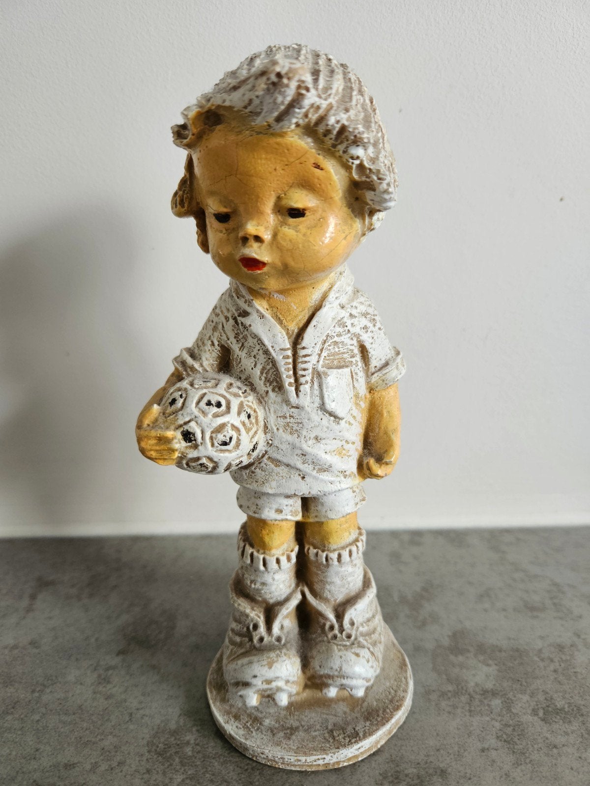 Vintage beeldje jongen met voetbal, Ophalen of Verzenden, Gebruikt, Mens
