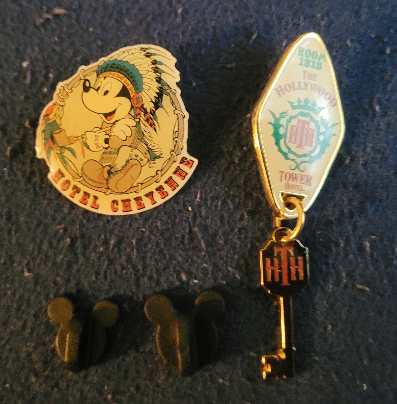 Set Disneyland Parijs pins Mickey Hotel Cheyenne + HT Hotel, Verzamelen, Disney, Verzenden, Mickey Mouse, Zo goed als nieuw, Overige typen