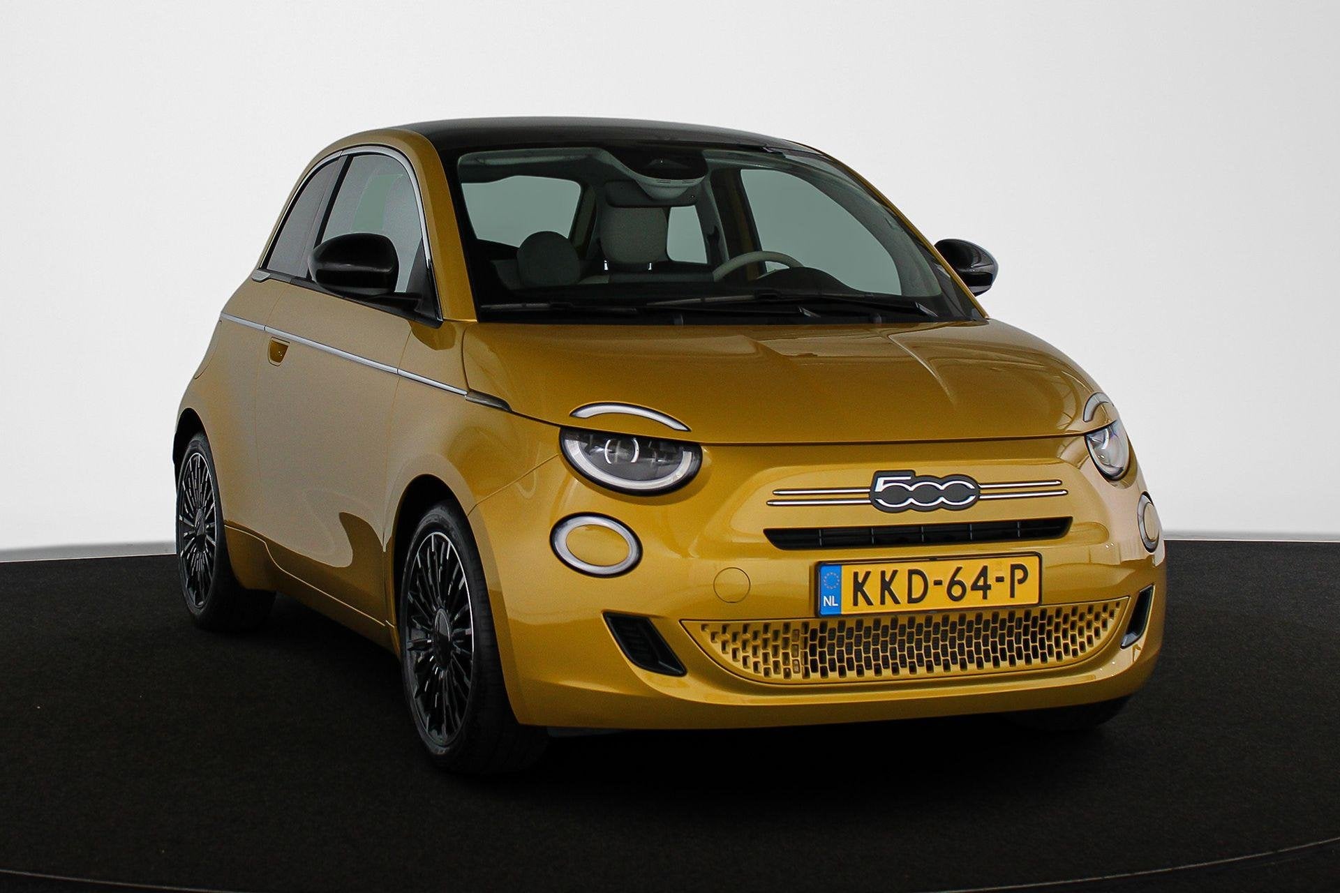 Fiat 500 1.0 Hybrid La Prima JBL Panoramadak Stoelverwarming, Auto's, Fiat, Euro 6, 4 stoelen, Handgeschakeld, 19 km/l