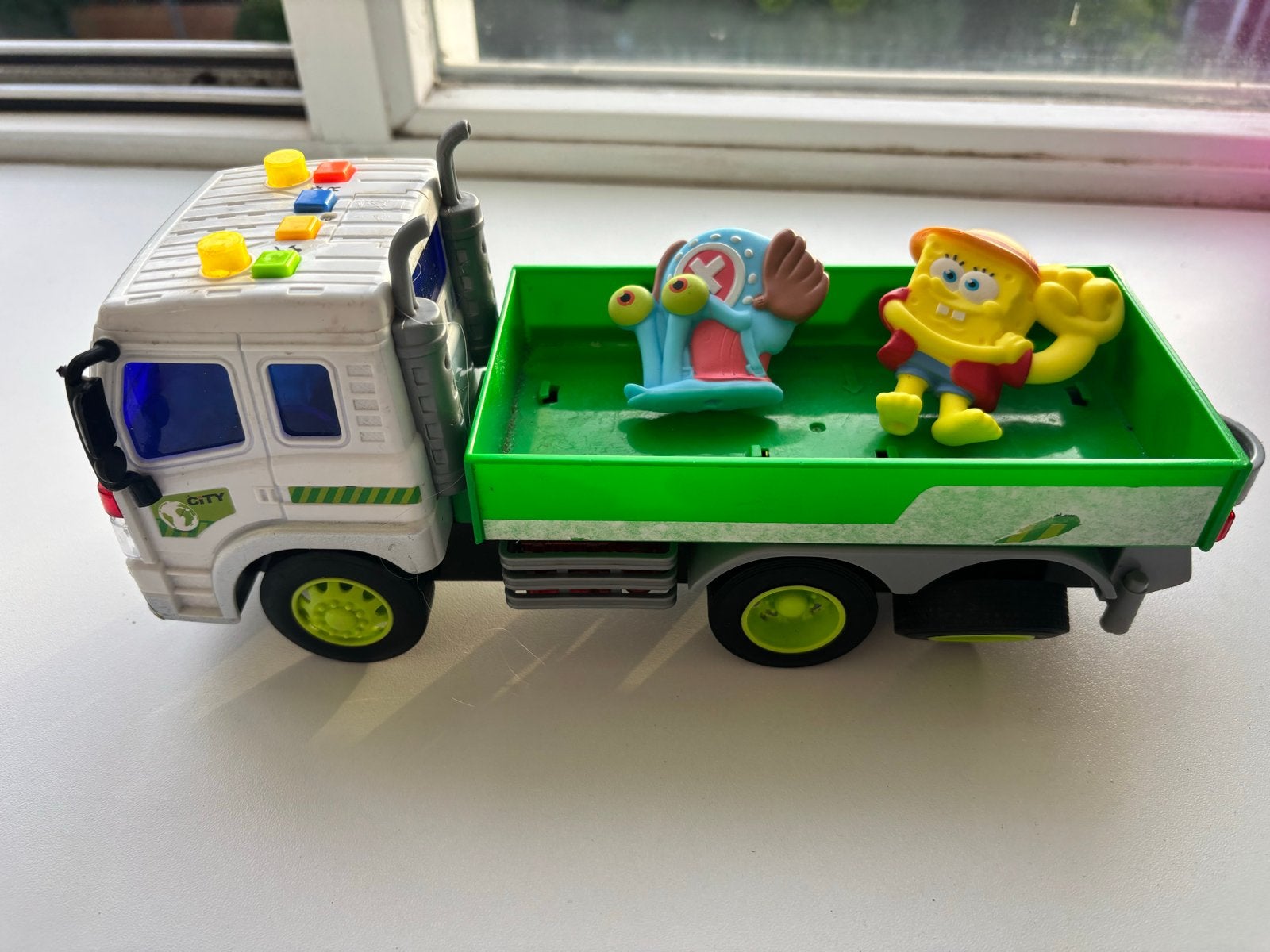 Speelgoedvrachtwagen en twee spongebob figuurtjes, Ophalen of Verzenden, Gebruikt