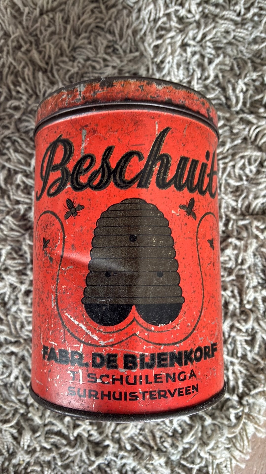 Vintage beschuitblik | De Bijenkorf Surhuisterveen |  1940, Verzamelen, Blikken, Ophalen of Verzenden, Gebruikt, Overige