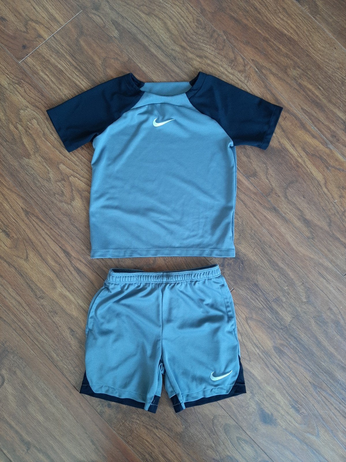 4 x zomer/sport setjes mt. 98/104 Nike FCB, Kinderen en Baby's, Kinderkleding | Maat 98, Sport- of Zwemkleding, Ophalen of Verzenden