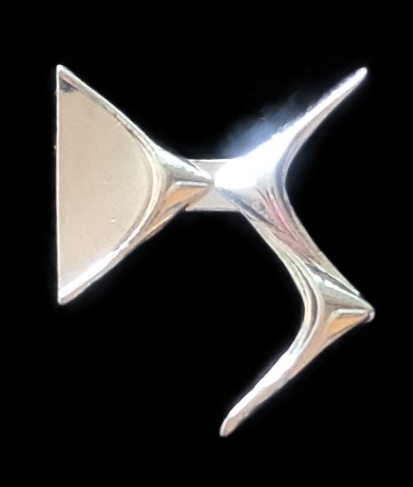 Citroën DS logo pin- zilverkleur, Verzamelen, Verzenden, Nieuw, Transport, Speldje of Pin