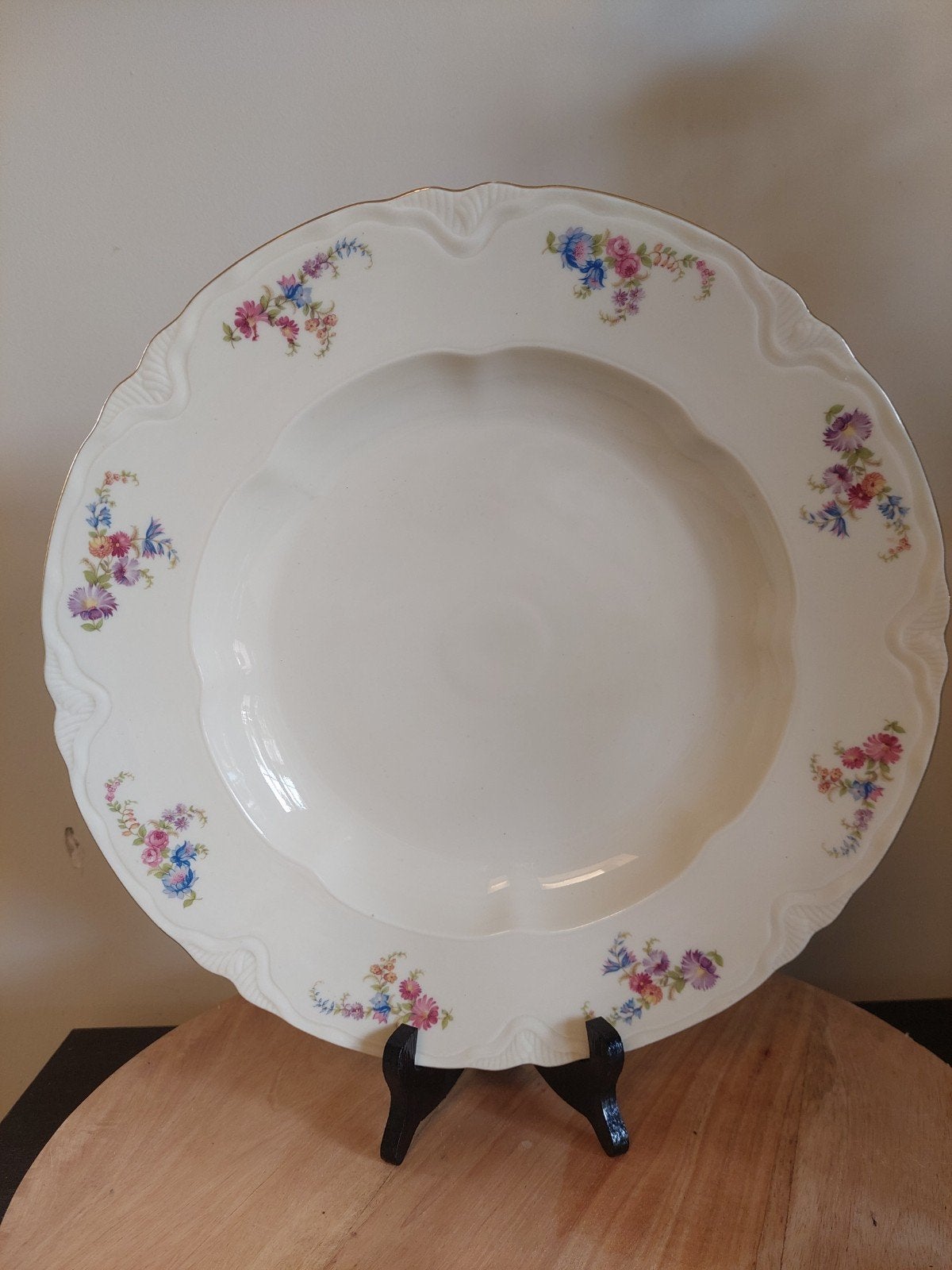 Grote antieke serveerschaal met bloemmotief, Ophalen of Verzenden